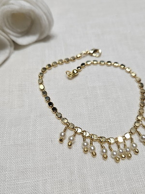 Pulseira dourada com mini pérolas