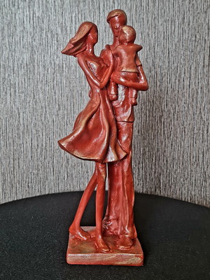 Estátua casal abraçados filho no colo premium linda promoção