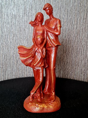 Estátua casal abraçados com filho premium linda promoção!!