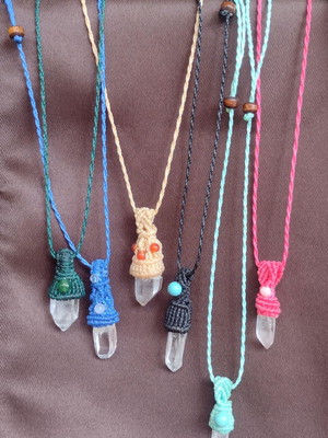 Colares de macramé com quartzo