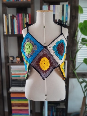 Cropped de croche multicolorido com alçinhas de amarrar