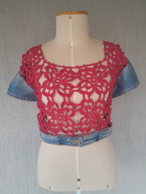 Cropped de crochê vermelho com detalhes em jeans