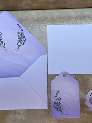 Envelope com cartão personalizado lavanda