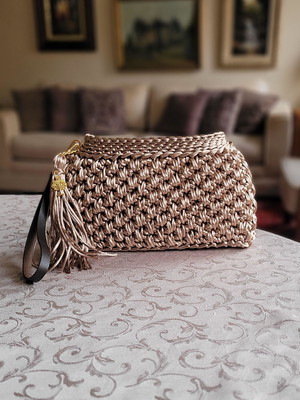 Clutch de crochê em fio de seda marrom clara- milão luxo