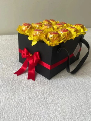 Caixa maleta preta com chocolate serenata de amor