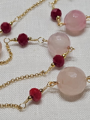 Colar dourado com cristais rubi e pedras quartzo rosa