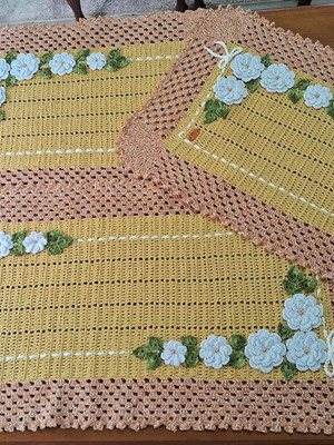 Jogo de três peças com aplicações em flores