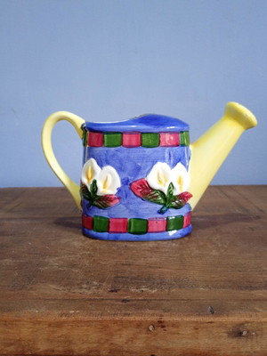 Antigo e delicado regador decorativo/funcional em porcelana