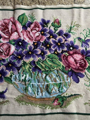 Tela bordada de vaso com flores