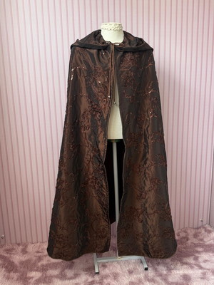 Capa medieval marrom bordada