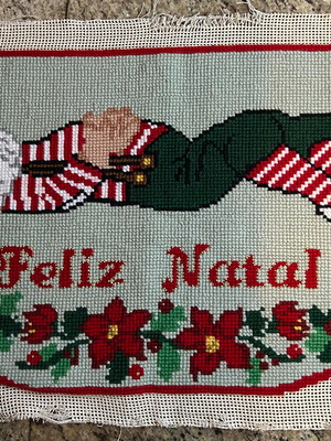 Tapete bordado a mão com papai noel e escrita de feliz natal