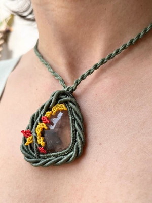 Colar macrame com lodolita