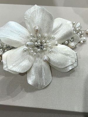 Arranjo de cabelo de noiva floral com pérolas e cristais.