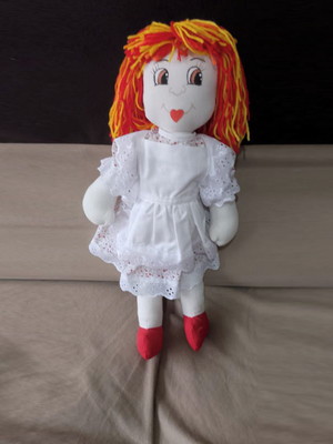 Boneca de pano emília tradicional