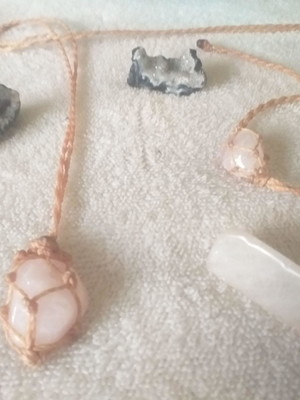 Colar e pulseira com quartzo rosa