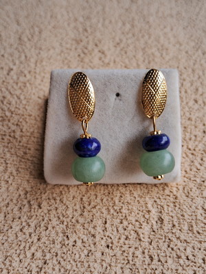 Brinco folheado ouro 18 k com quartzo verde e lápis lazuli
