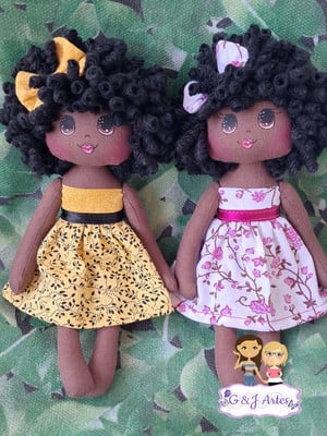 Mini boneca negra cacheada