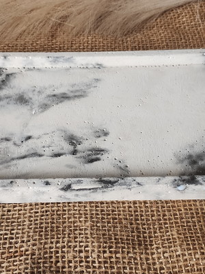 Bandeja oval 31x13 cm em concreto marmorizado