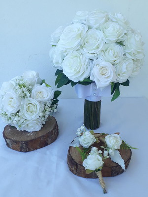 Kit buquê de rosas brancas artificial / mini buquê/ lapelas