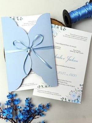 Convite de casamento modelo nuvem azul serenity