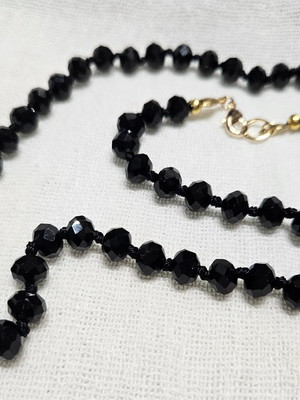 Colar de cristais preto