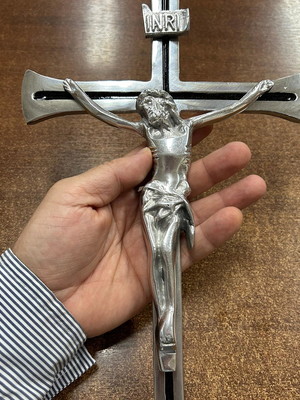 Crucifixo em alumínio