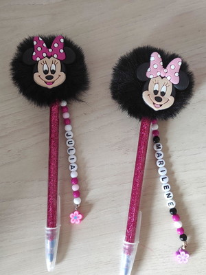 Caneta personalizada com pompom e apliques.