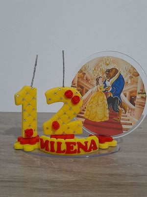 Vela de aniversário com cenário a bela e fera