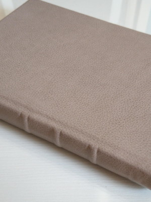 Caderno couro bege pontilhado a5
