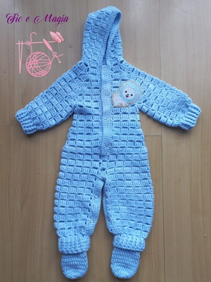 Macacão de crochê para bebê com capuz