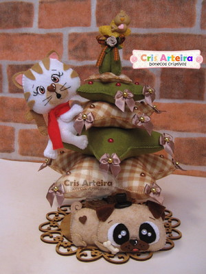 Árvore de natal com gatinho e pug