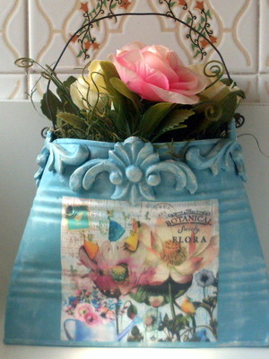 Vaso decorativo de lata azul com rosas artificiais