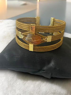 Pulseira capim dourado com pedra mesclada
