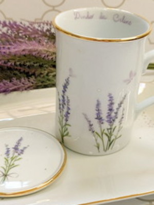 Caneca com tampa lavandas e borboletas