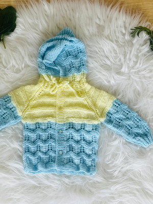 Casaquinho de bebê de tricô azul e amarelo
