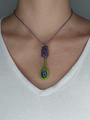 Colar de lavanda com pedra ametista em macramê