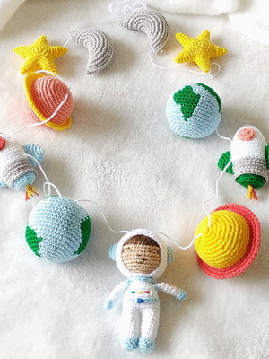 Varal de berço astronauta em crochê