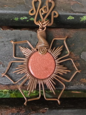 Colar amuleto wirewrap de cobre com pedra do sol