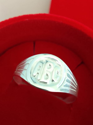 Anel formatura abc infantil em prata com capelo vermelho