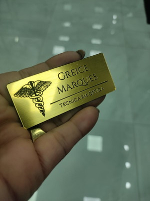 Crachá de acrílico com ímã tamanho grande 7 x 3 cm