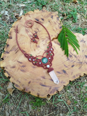 Colar micro macramê com ponta de cristal e quartzo verde.