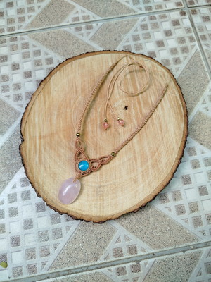 Colar micro macramê com quartzo rosa e ônix azul.