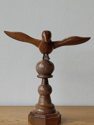 Divino espírito santo em madeira com pedestal