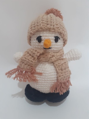 Boneco de neve amigurumi com cachecol e touca