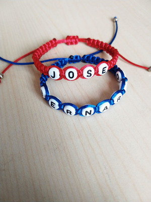 Pulseira infantil em macramé com nome.