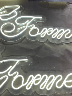 Luminária neon formei com capelo