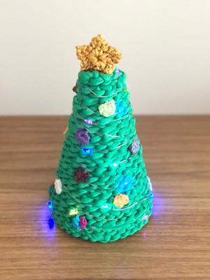 Mini árvore de natal de crochê com led