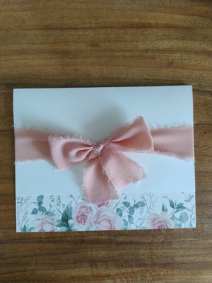 Convite floral rosa com laço rústico