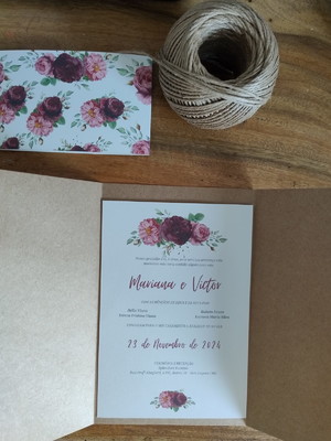 Convite floral com capa em kraft + cinta floral