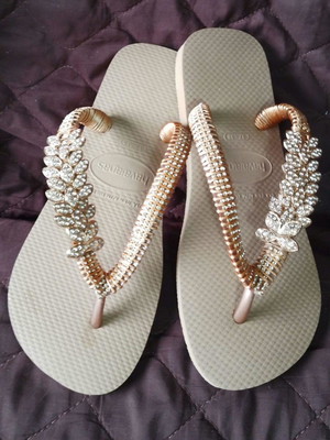 Chinelo customizado com pedrarias e strass